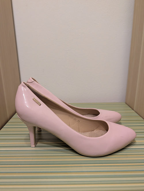 Buty na obcasie różowe lakierowane 39 - bok