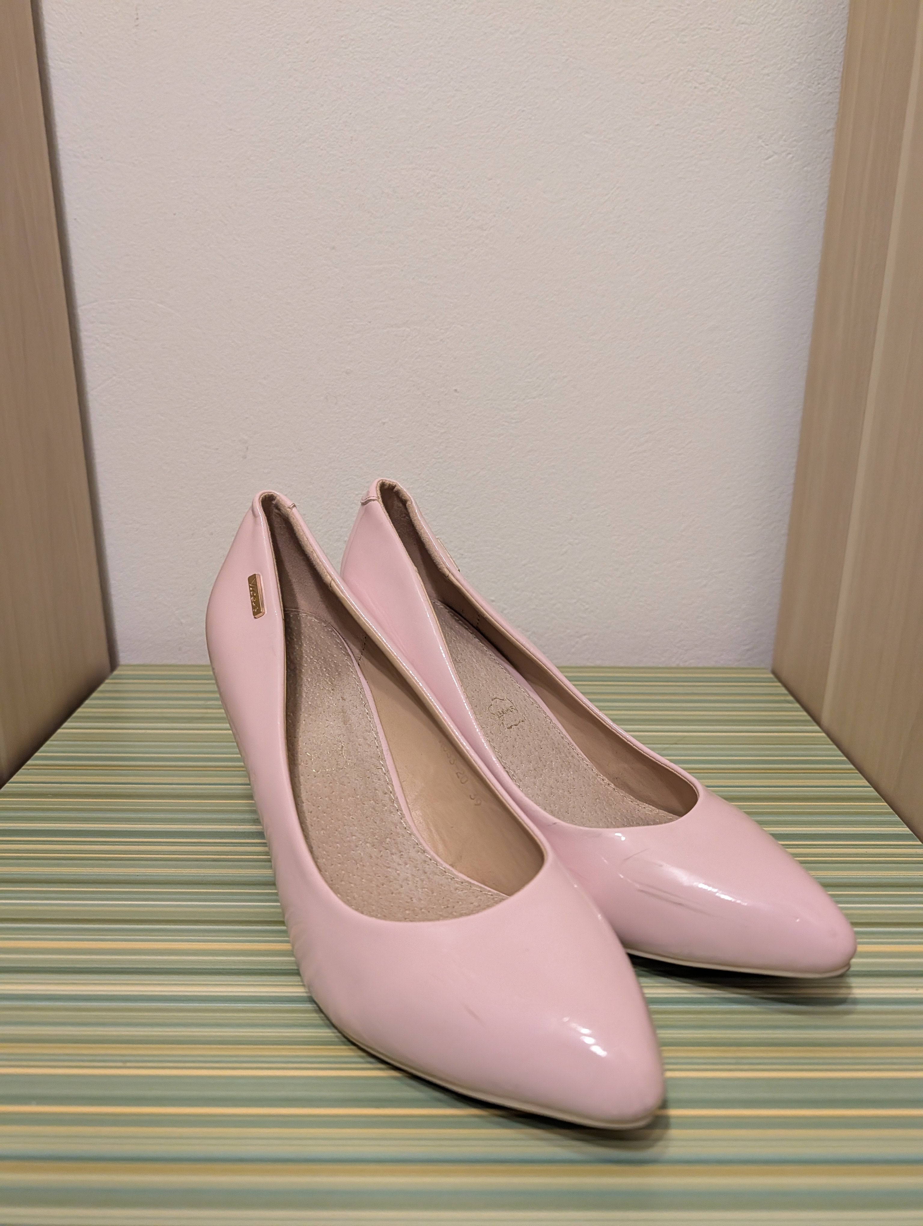 Buty na obcasie różowe lakierowane 39 - przód