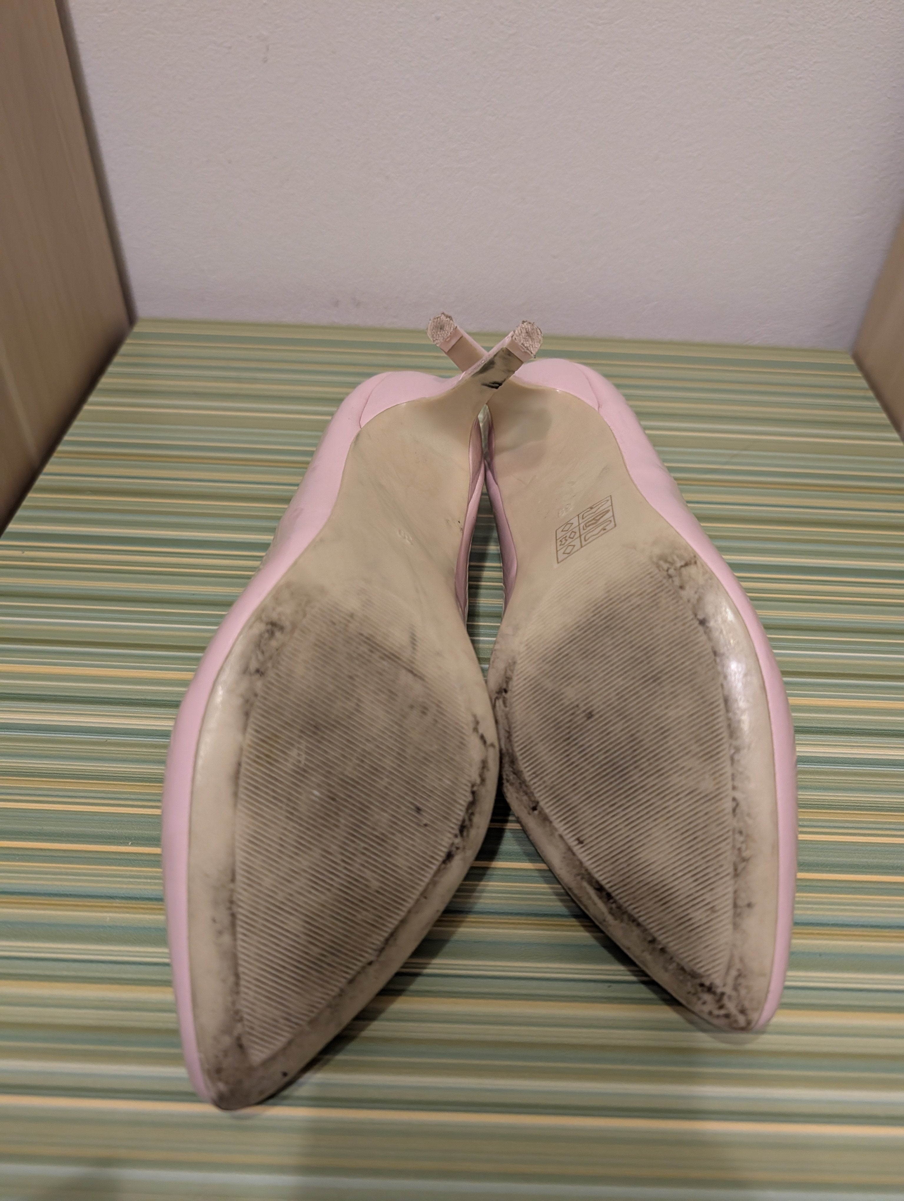 Buty na obcasie różowe lakierowane 39 - podeszwa