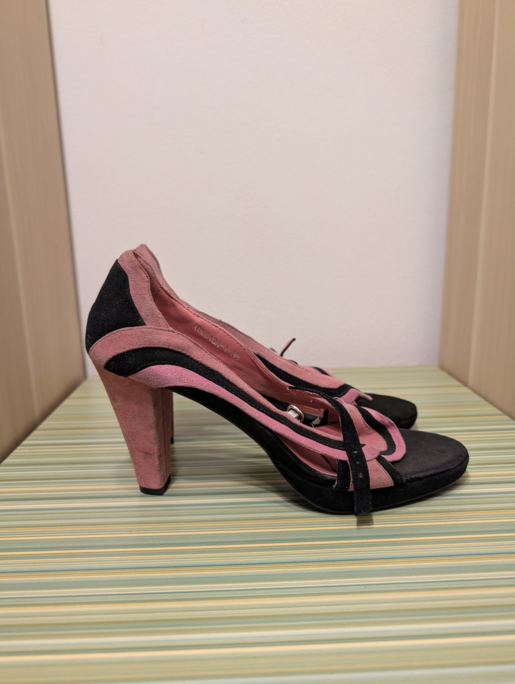 Buty na obcasie czarno-różowe czółenka 38 - bok