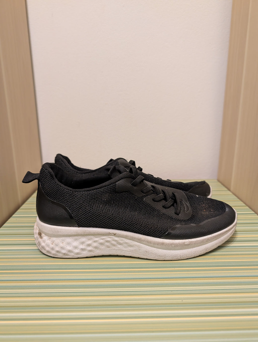 Buty sportowe czarne sznurowane 39 - bok