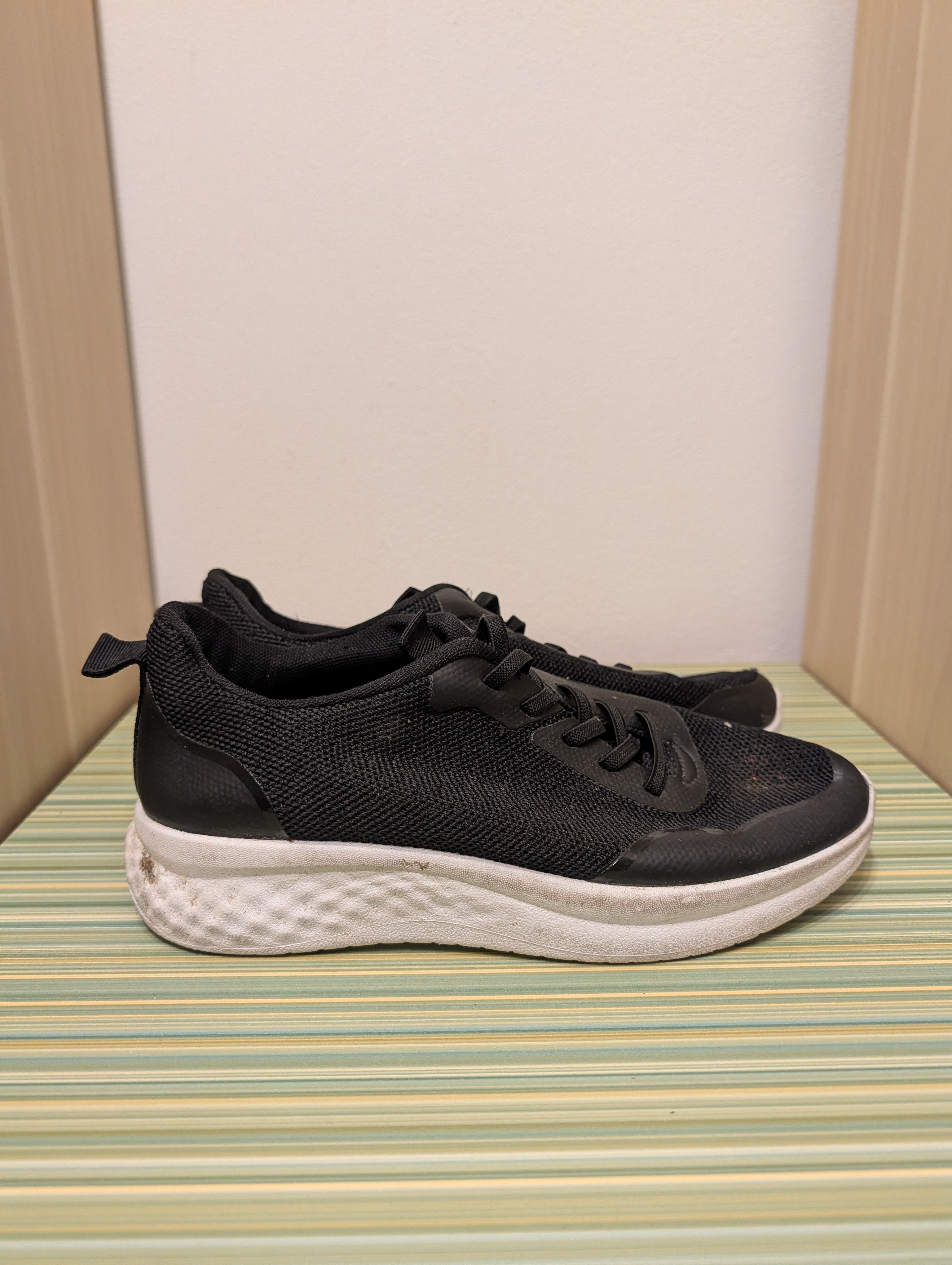 Buty sportowe czarne sznurowane 39 - bok