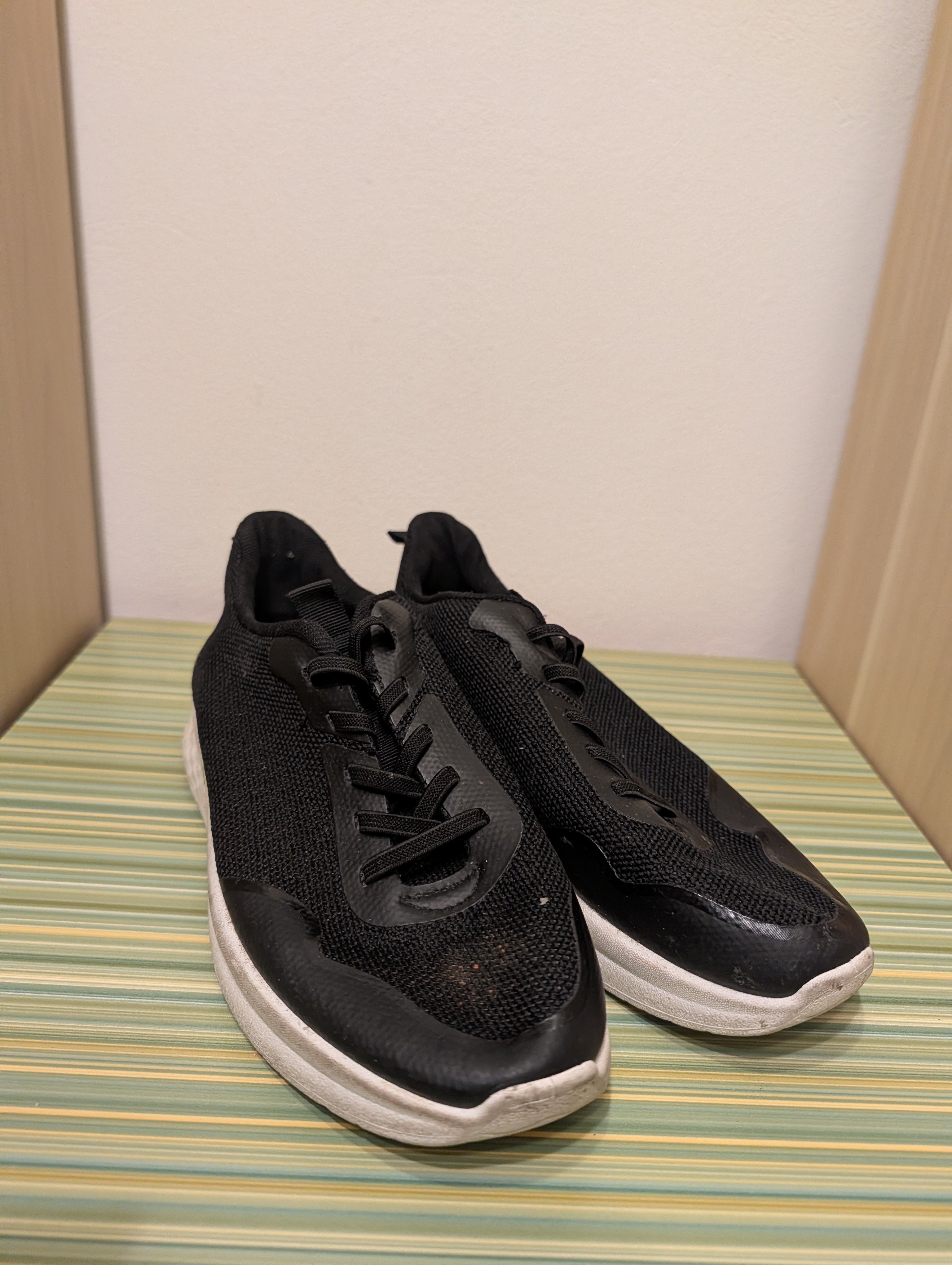 Buty sportowe czarne sznurowane 39 - przód para