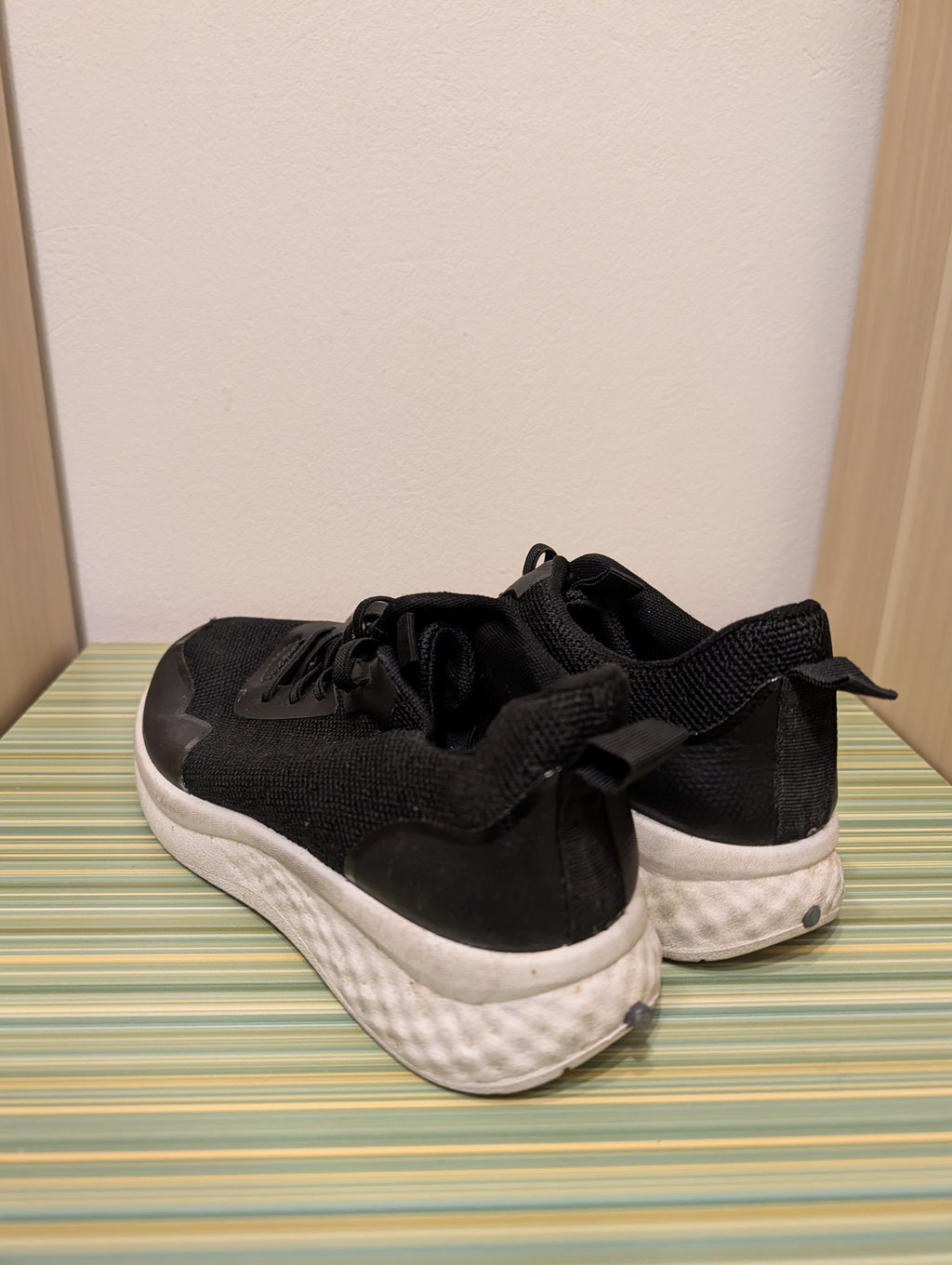 Buty sportowe czarne sznurowane 39 - tył