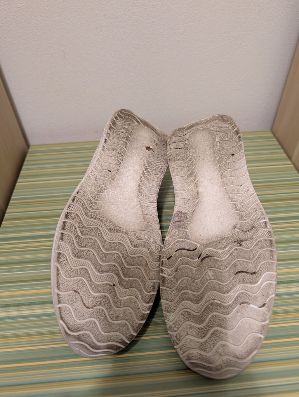 Buty sportowe czarne sznurowane 39 - podeszwa