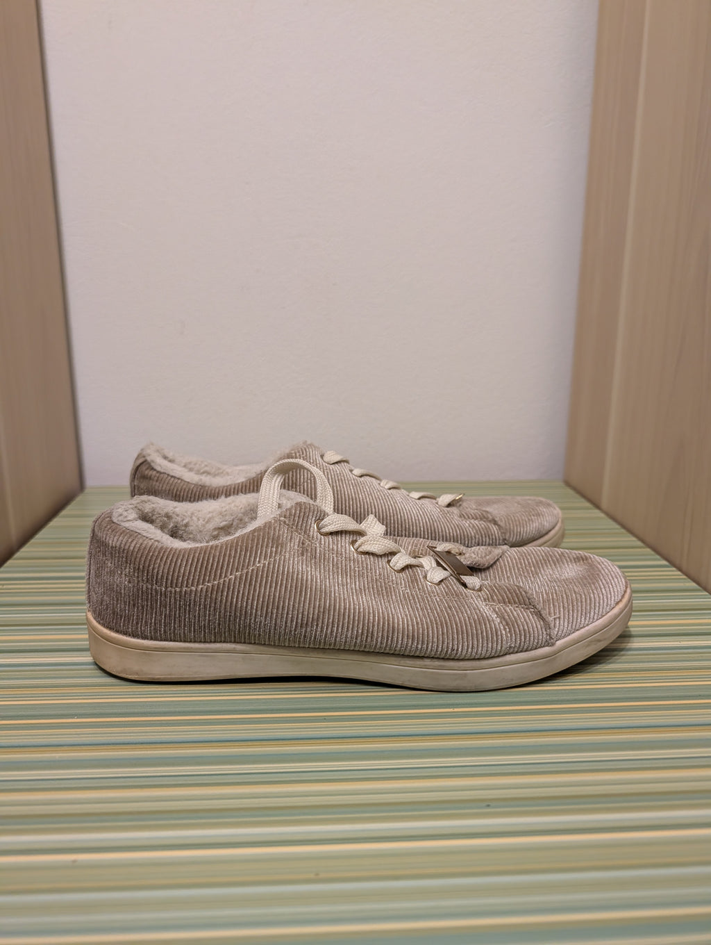 Buty sportowe beżowe sztruksowe futro 37 - bok