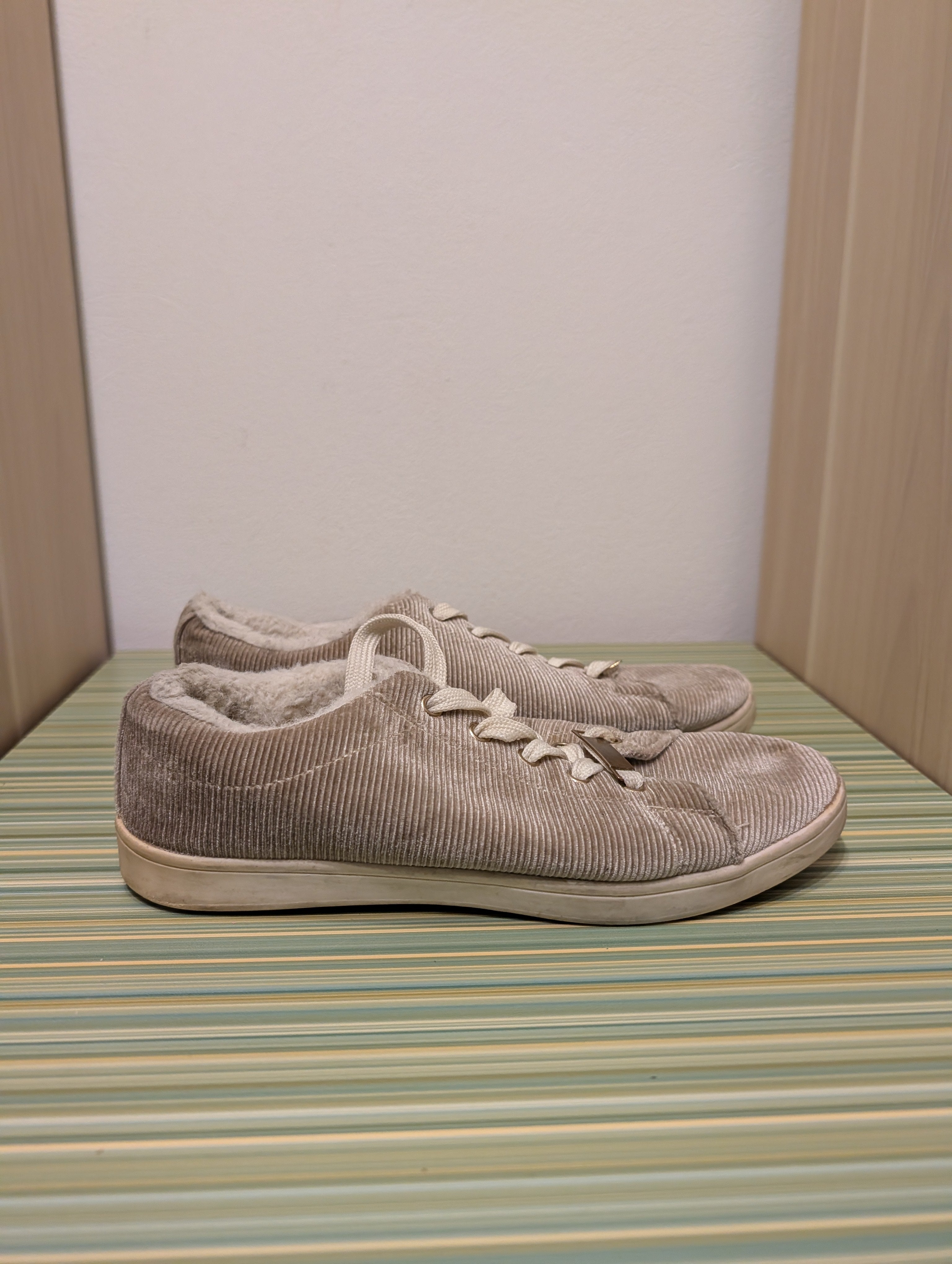 Buty sportowe beżowe sztruksowe futro 37 - bok