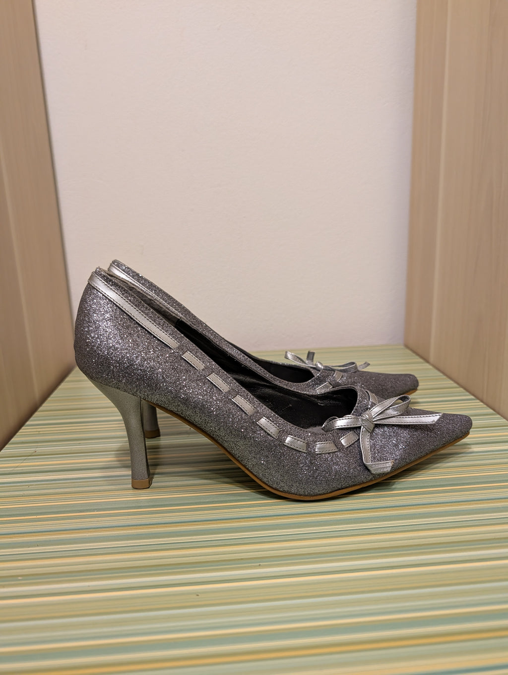 Czółenka srebrne glitter 38 - bok kokardka paski