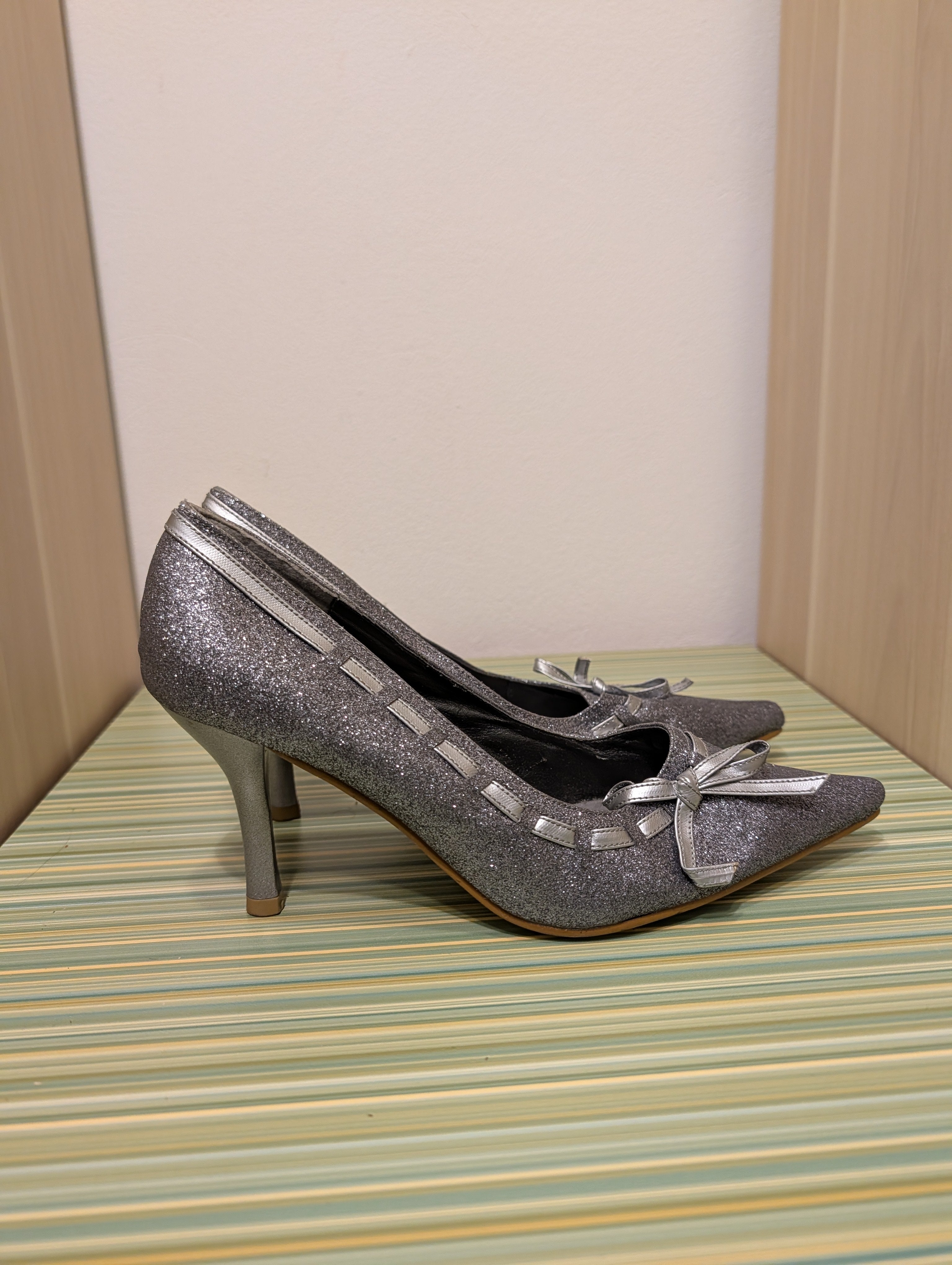 Czółenka srebrne glitter 38 - bok kokardka paski