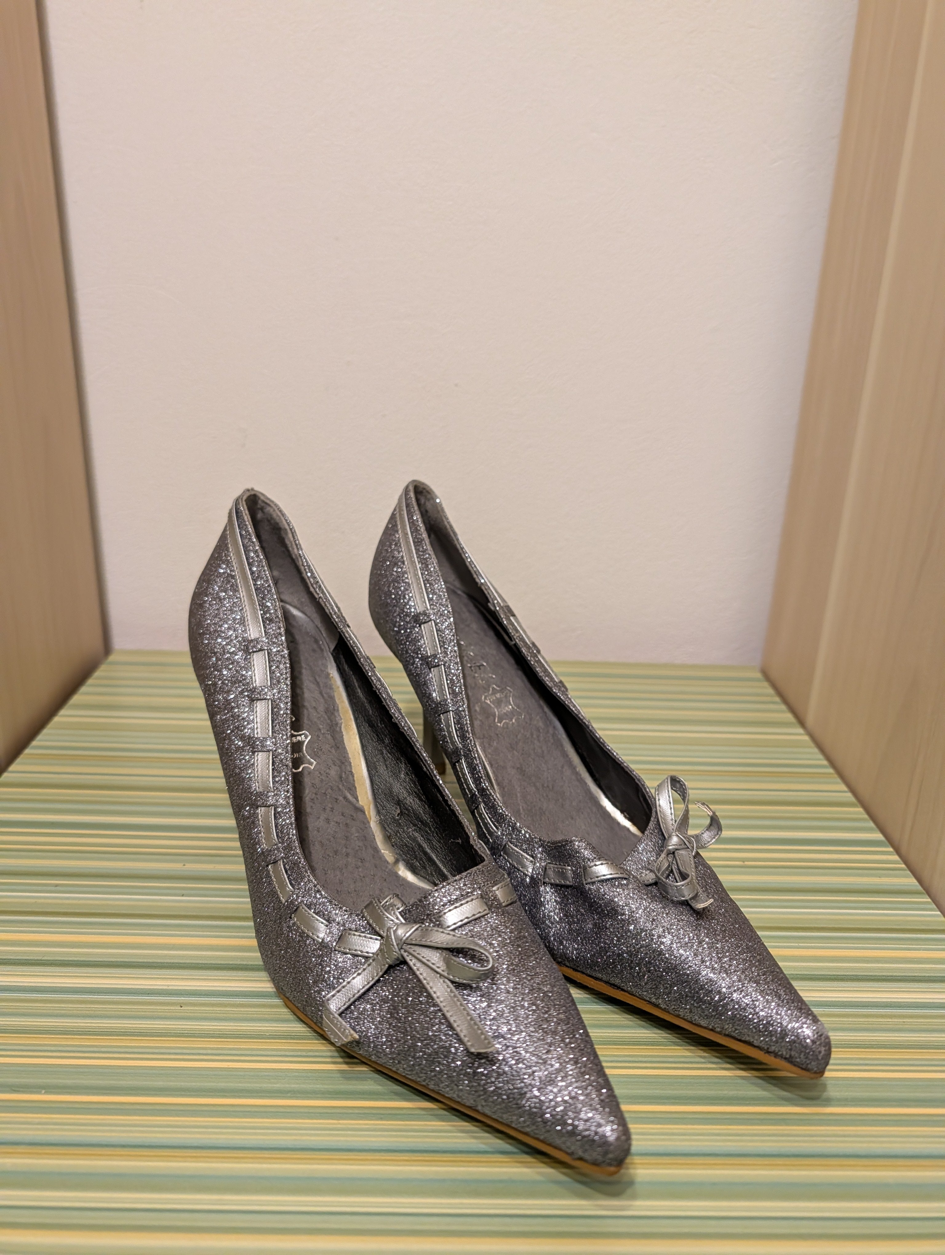 Czółenka srebrne glitter 38 - para przodem