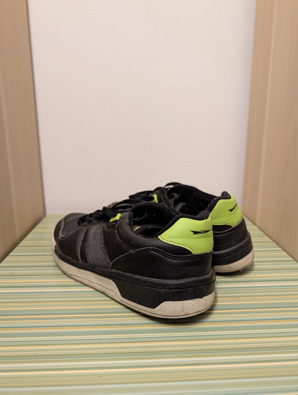 Sneakersy Sprandi czarne limonka 39 - tył pięta limonka