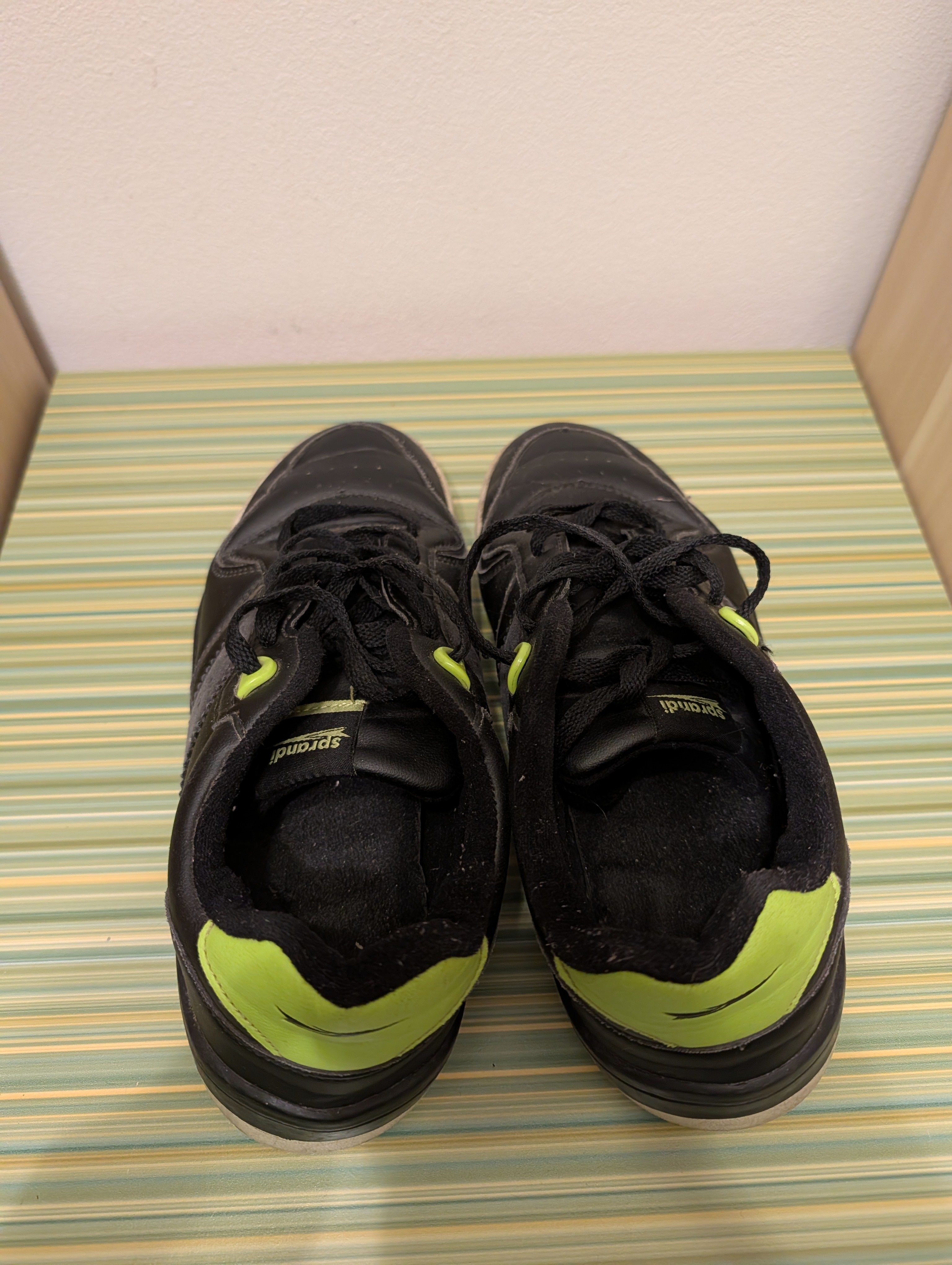 Sneakersy Sprandi czarne limonka 39 - góra języczek logo