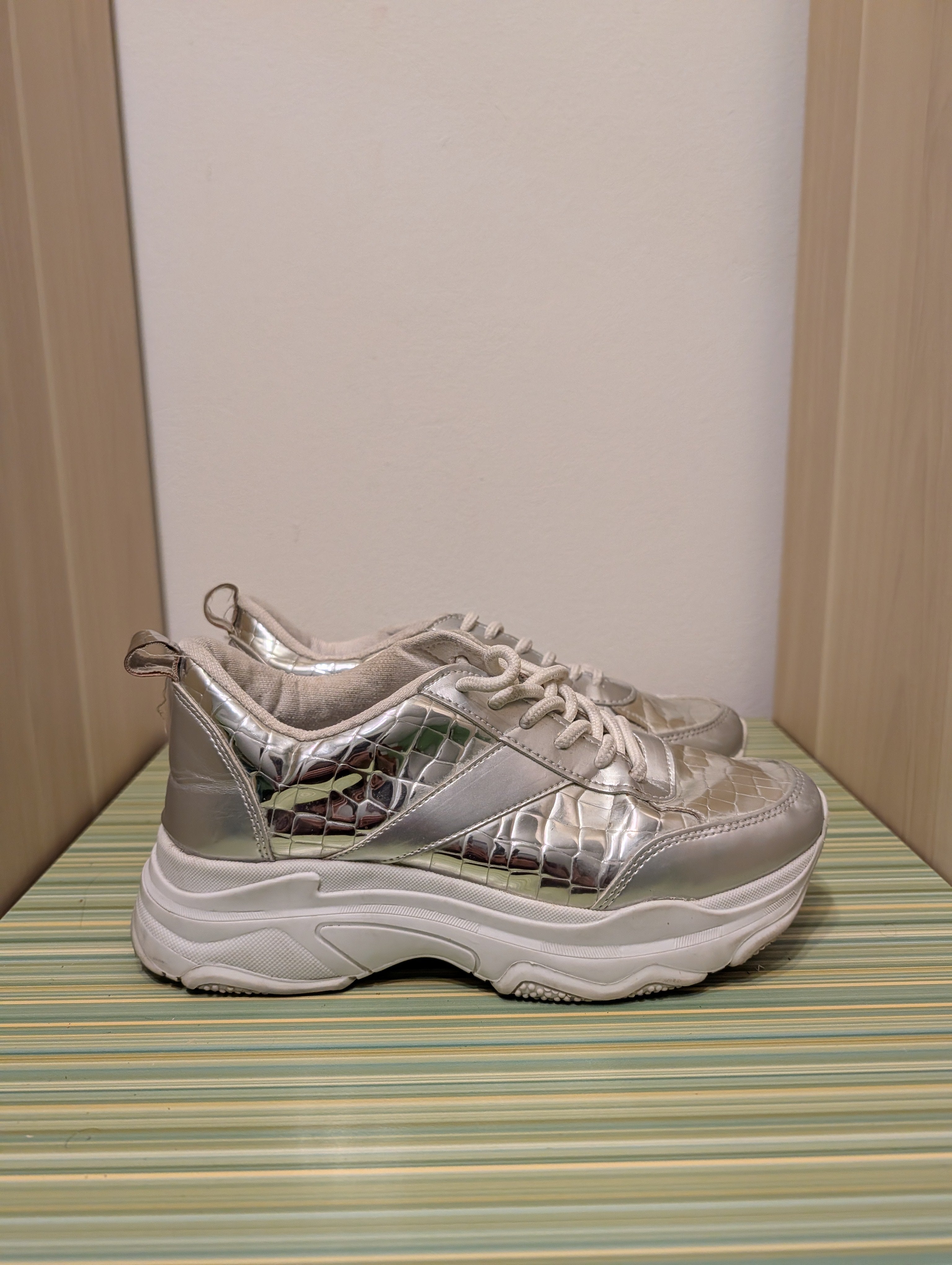 Sneakersy srebrne chunky 37 - bok wzor krokodyla