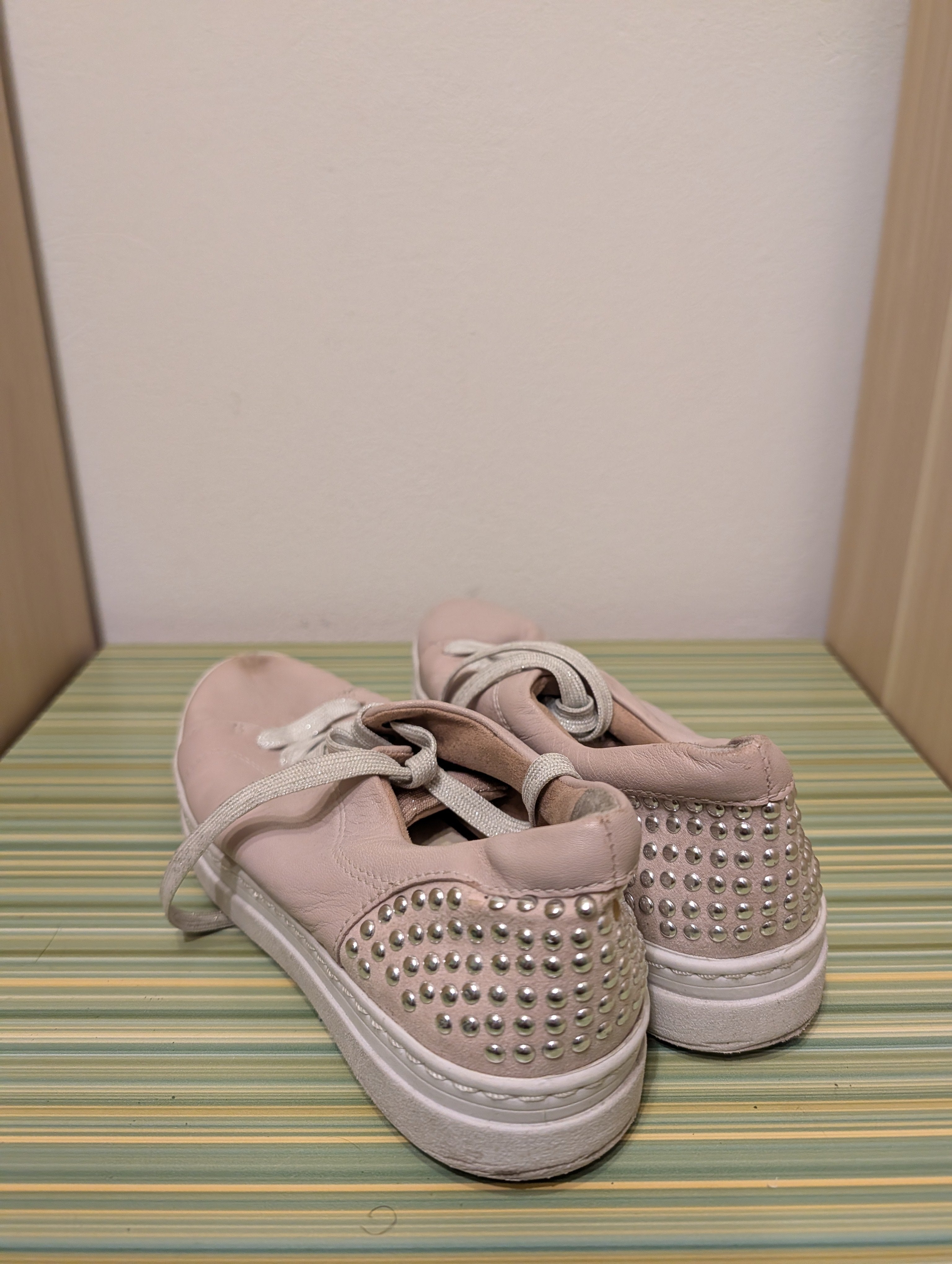 Sneakersy Tamaris pudrowe 37 - tyl nity para