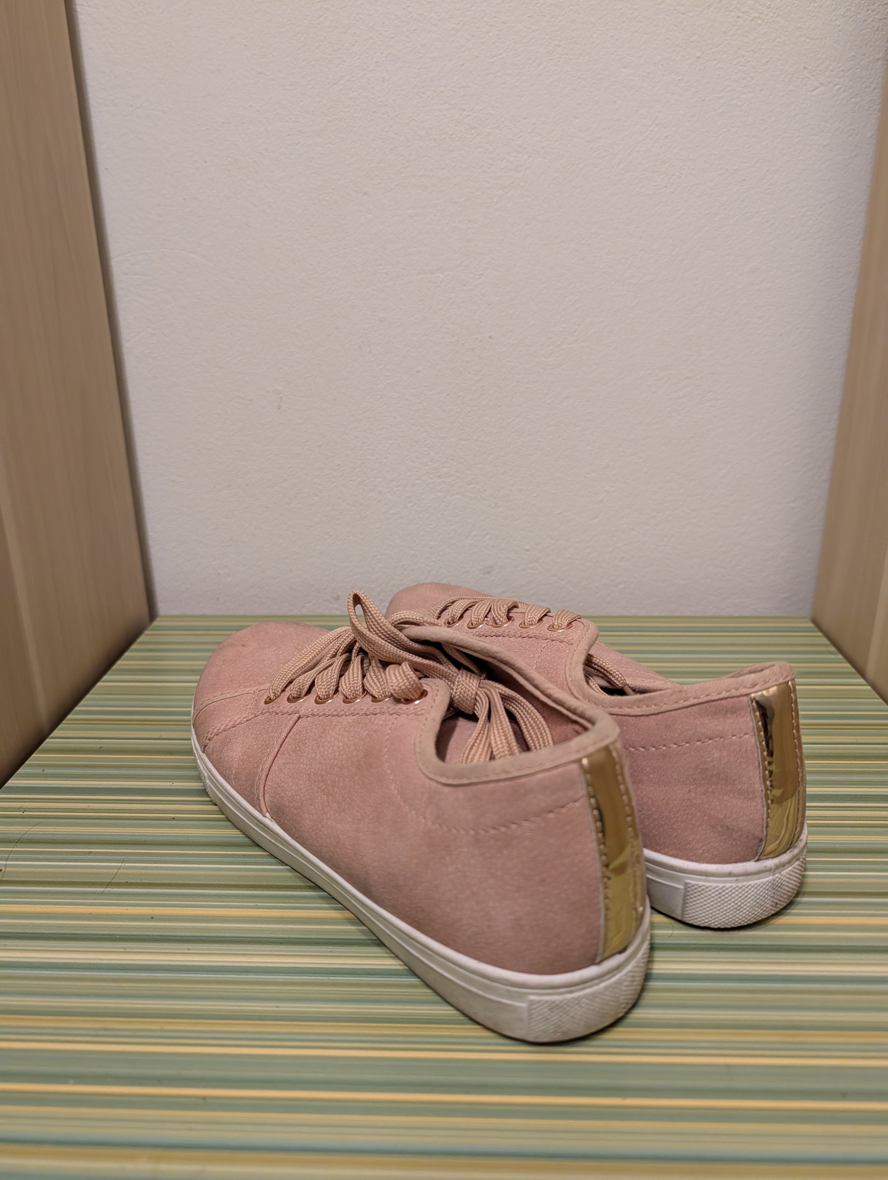 Sneakersy Krusber pudrowe 38 - tyl zloty akcent pieta