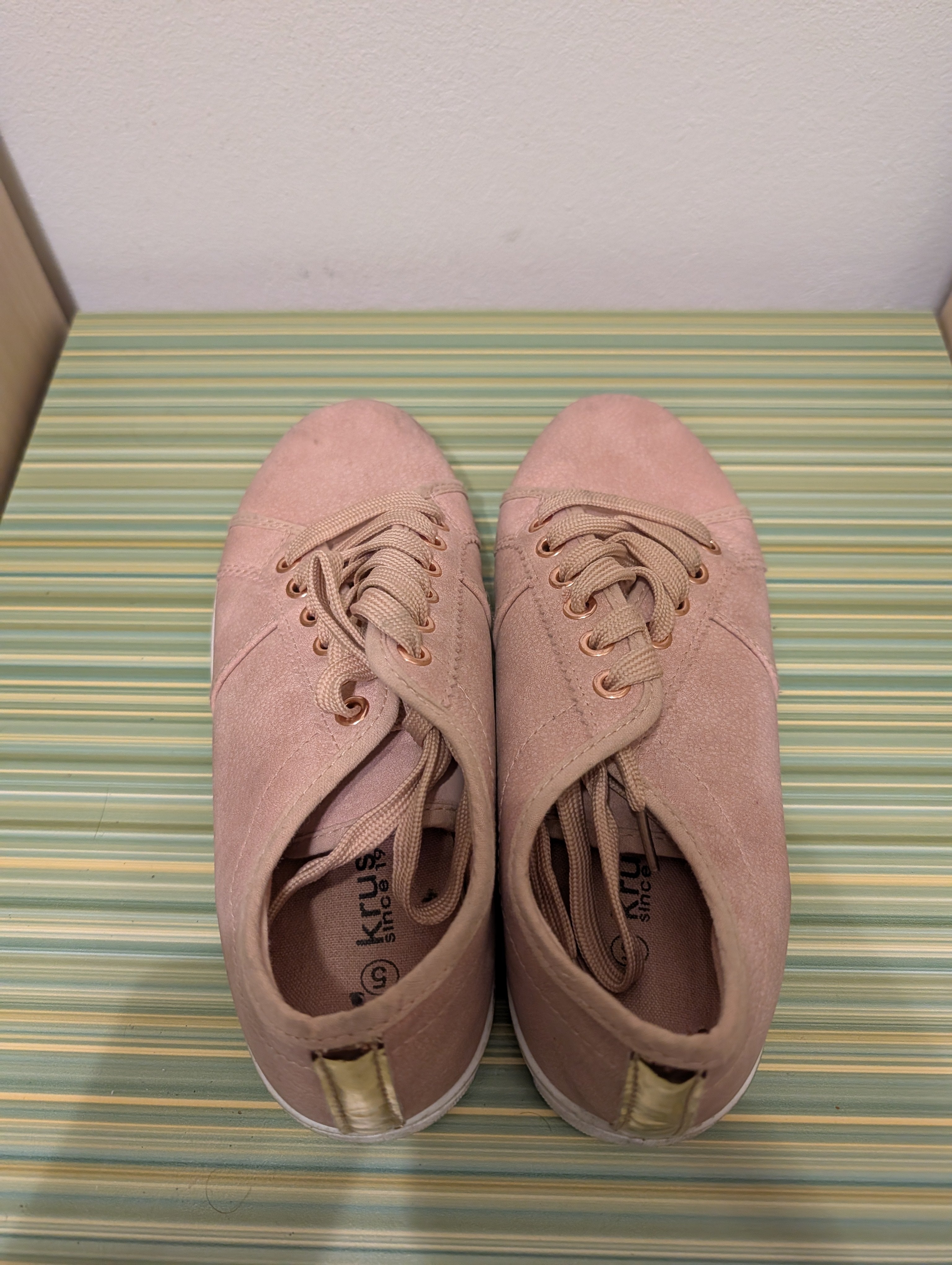 Sneakersy Krusber pudrowe 38 - gora wkladka logo Krusber