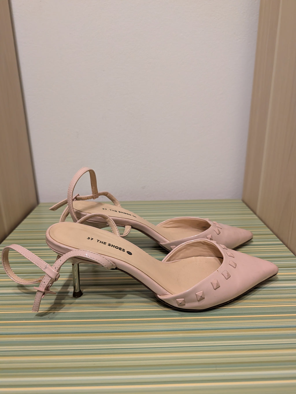 Szpilki The Shoes pudrowe 37 - bok para nity nosek srebrna szpilka
