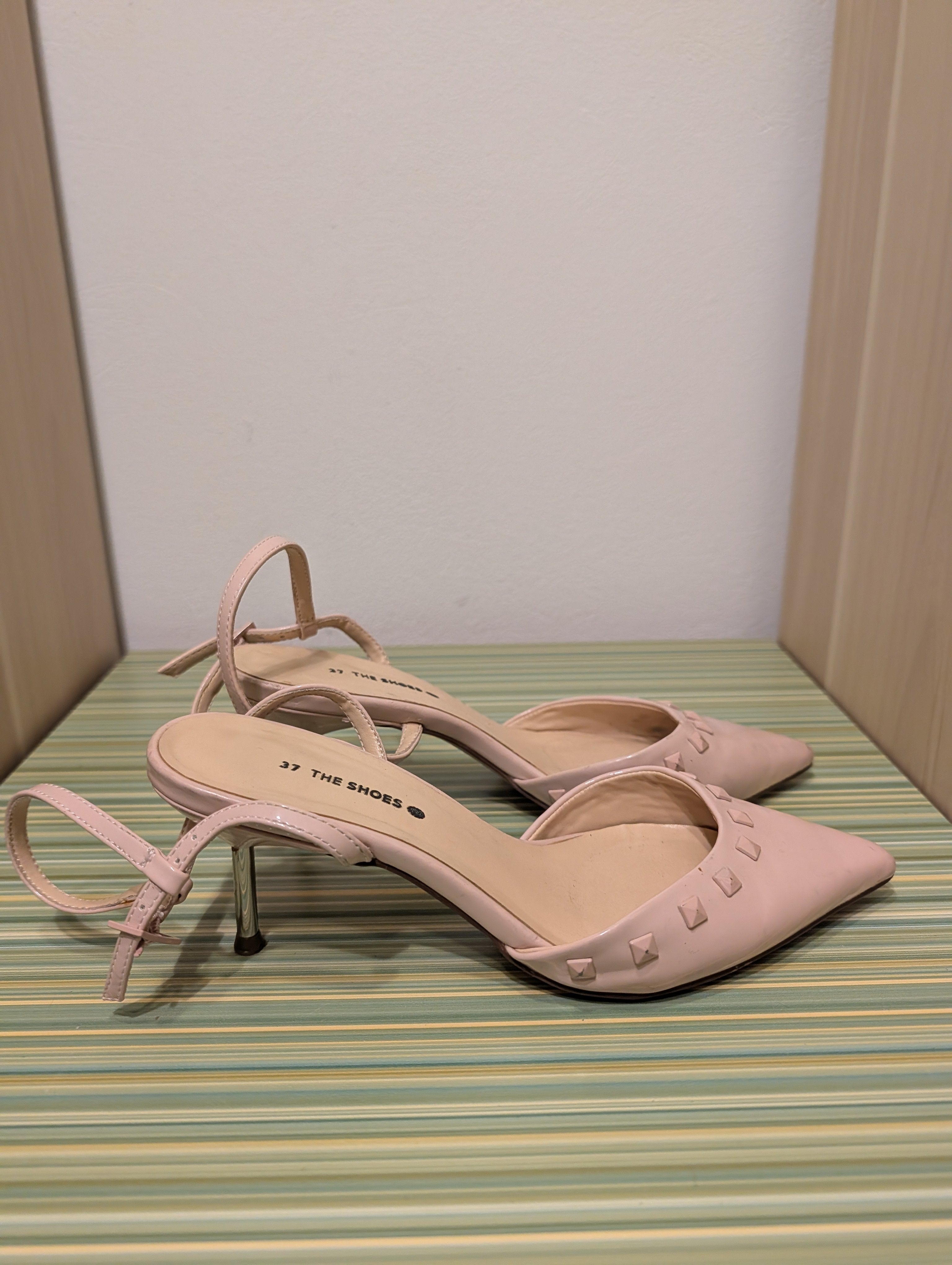 Szpilki The Shoes pudrowe 37 - bok para nity nosek srebrna szpilka