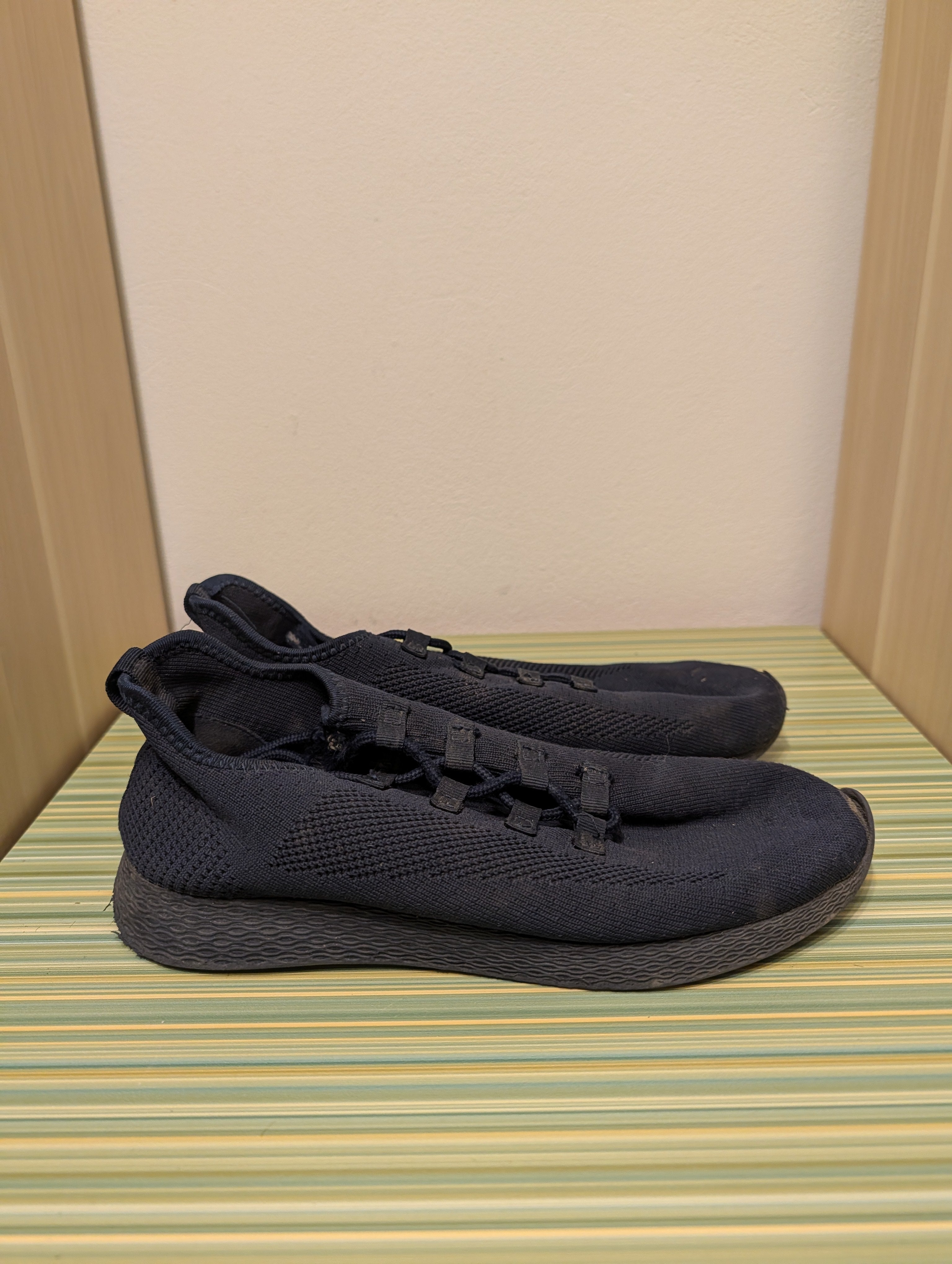 Sneakersy all-black knit 39 - bok lewy para klamry sznurowadla