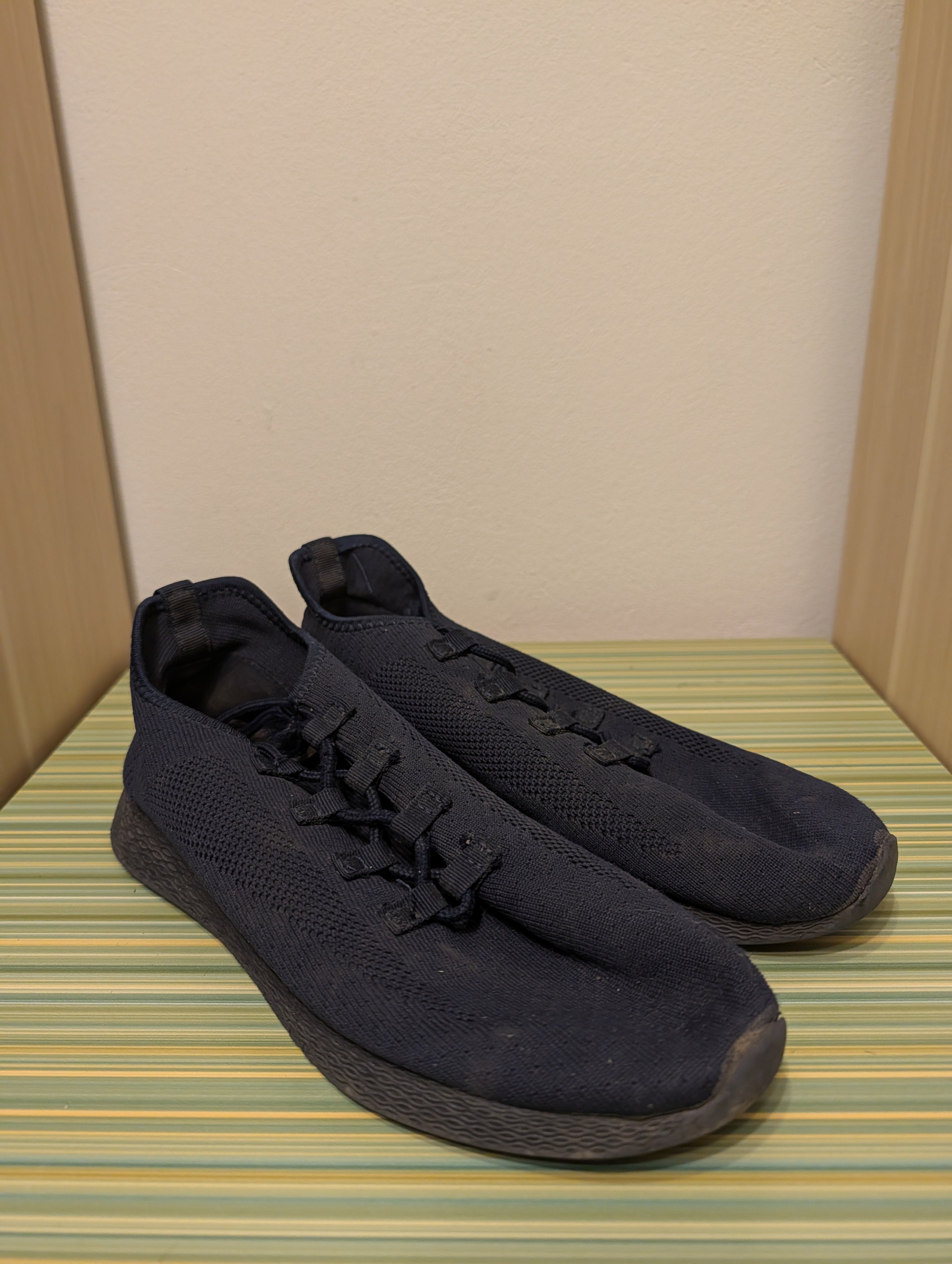 Sneakersy all-black knit 39 - para przodem szeroki nosek klamry